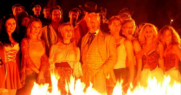 Es normal que si escribes en un blog de "taraos" como este no te puedas resistir a ver un film con este título. Descubre qué nos ha parecido esta pedazo de paranoia acojonante que nos ha dejado tiritando...